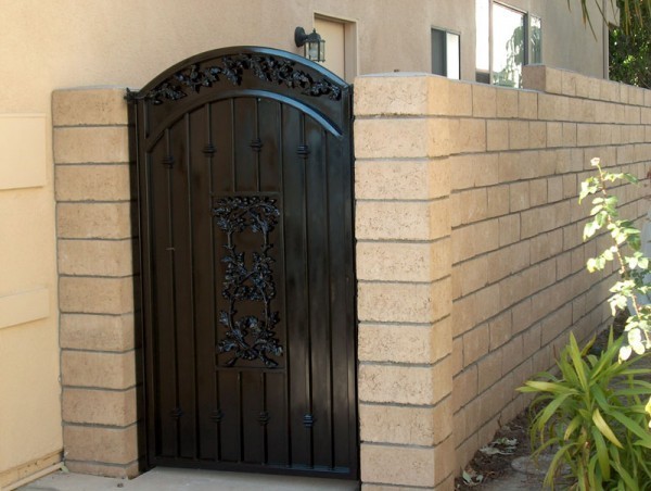 How Concrete Block Wall Contractors Support Retaining Wall Construction in Los Angeles?
